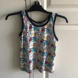 färglatt linne! - linne med tryck över hela! i bra skick. tvättas före det skickas.👍