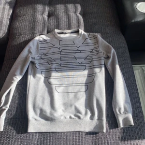 Armani tröja  - Säljer denna fina Armani tröjan som har blevit liten på mig och inte kommer till andvändning ännu mer