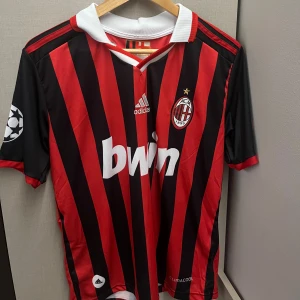 AC Milan tröja  - Säljer en AC milan fotbolls tröja med ronaldinho på baksidan. Tröjan är retro och svår att få tag på. Har även fler tröjor slm tillexempel Zidane och Ronaldo (R9). Skriv vis intresse!