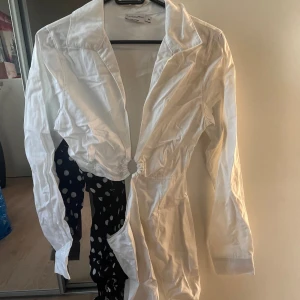 Vit klänning  - Vit klänning som är skuren 