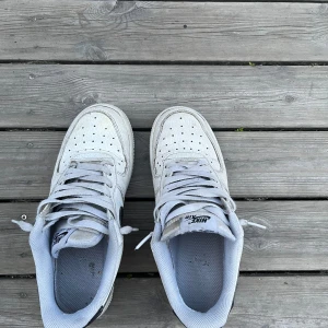 Nike air force 1 - Skorna har storlek 40. Skorna är lite slitna men fungerar utmärkt ändå 👍 Pris kan diskuteras