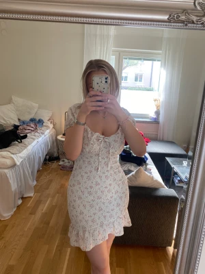 Sommarklänning  - Jättefin sommarklänning från shein, använd några få gånger men är ganska kort på mig. Passformen i övrigt är bra på mig som brukar bära M🤍🩷