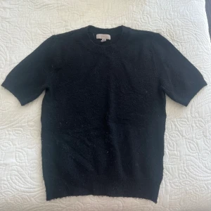 Stickad T-shirt  - Säljer denna T-shirt då den inte används längre 