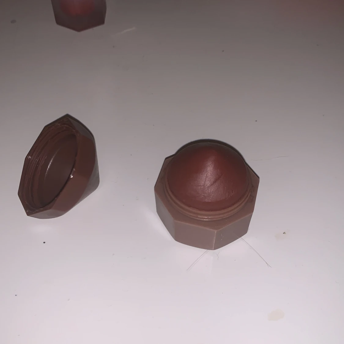 Brun läppbalsam i geometrisk förpackning - 91