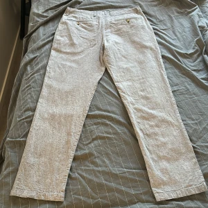 Kostymbyxor  - Säljer dessa grå kostymbyxor från dressman i storlek 33-32 nyskick och väldigt snygga Pris 150