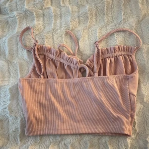 Rosa ribbad topp med knytband - Säljer en superfin rosa ribbad topp med knytband, köpt från shein minns ej priset. nyskick🩷