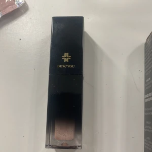 Joséphine läppstift och liquid highlighter - Joséphine liquid highlighter i färgen meet claire, även matte lipstick i färgen meet philou. Super fina och aldrig använda🌸300kr för båda eller 200kr styck