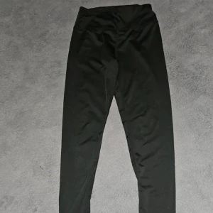 Svarta leggings -  nya svarta träningstights med resår i midjan 