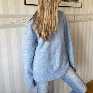 Mohair tröja - Tröja från hm i mohair, super varm och stretchig och skön att ha på sig då den är lite oversized. Perfekt till vintern om man inte vill frysa