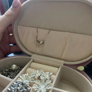 Silvrigt hjärthalsband💗 - Säljer detta jättegulliga silver halsband!! Säljer det pga ingen användning och passar inte in med dom andra smycken jag har!💗