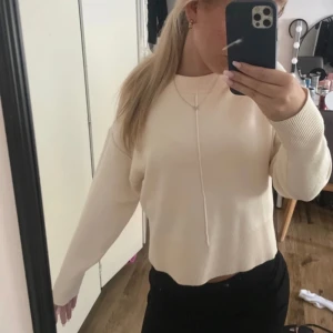 Stickad tröja  - Helt oanvänd vero Moda tröja, prislappen sitter kvar. Bra pris plus det går att diskutera  