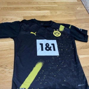 Haaland Dortmund 21/22 borta tröja - Jag köpte den från en hemsida som säljer a kopior men den passar inte mig längre så jag säljer den 
