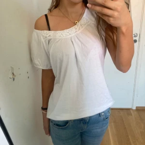 Off shoulder topp - Off shoulder tröja strl M ungefär, tryck gärna på köp nu men läs bio först ✨