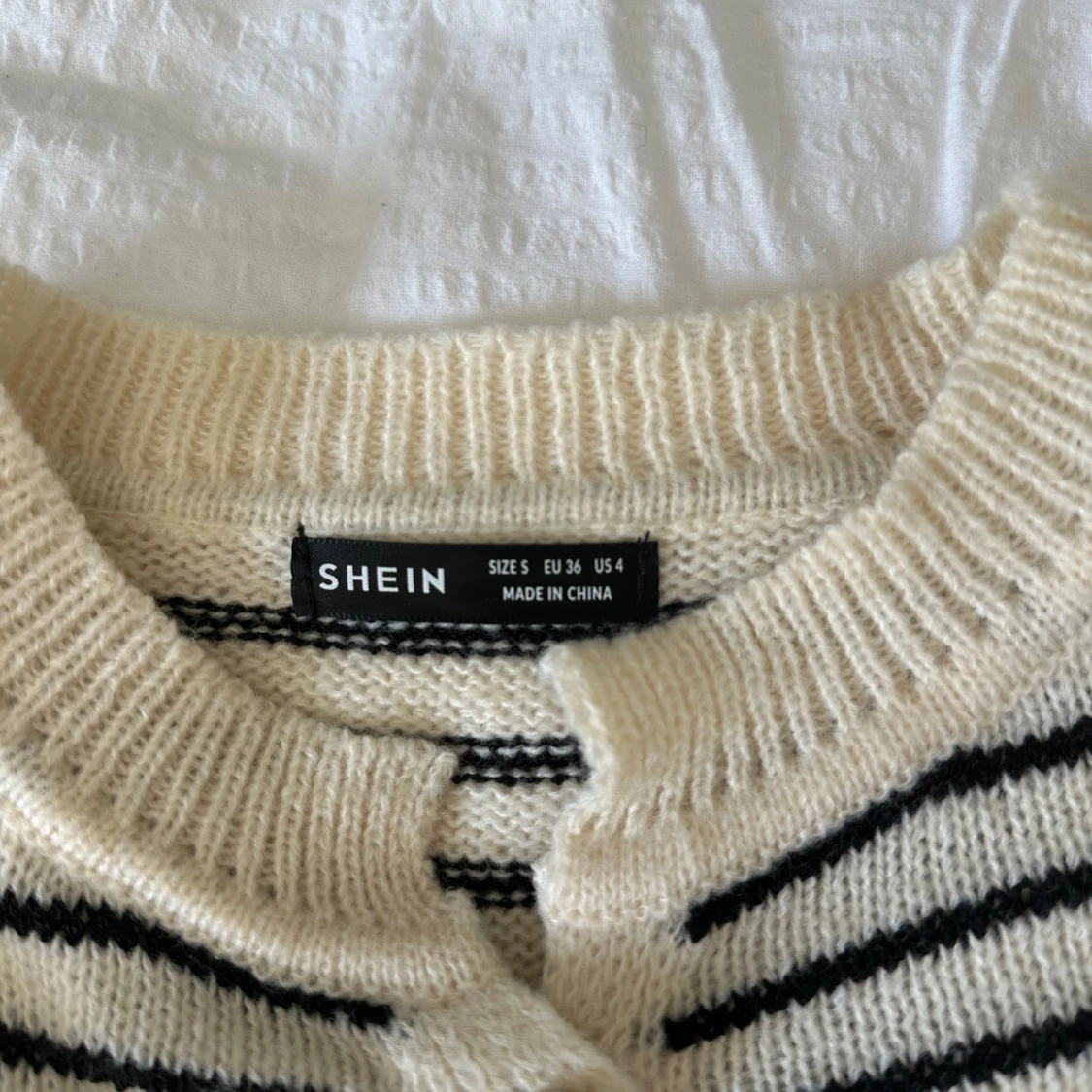 Stickad söt tröja med knappar - 92