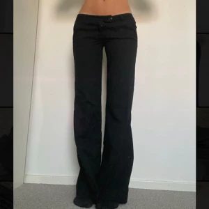 Lågmidjade kostymbyxor  - Så fina lågmidjade kostymbyxor från Filippa K. Tyvärr är de dammiga, och de har en liten defekt vilken syns på sista bilden.💗