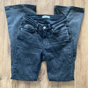 Svarta bootcut jeans - Säljer ett par svarta bootcut jeans i bra skick. De är högmidjade och har en snygg tvättad look. Perfekta för både vardag och fest! 🖤