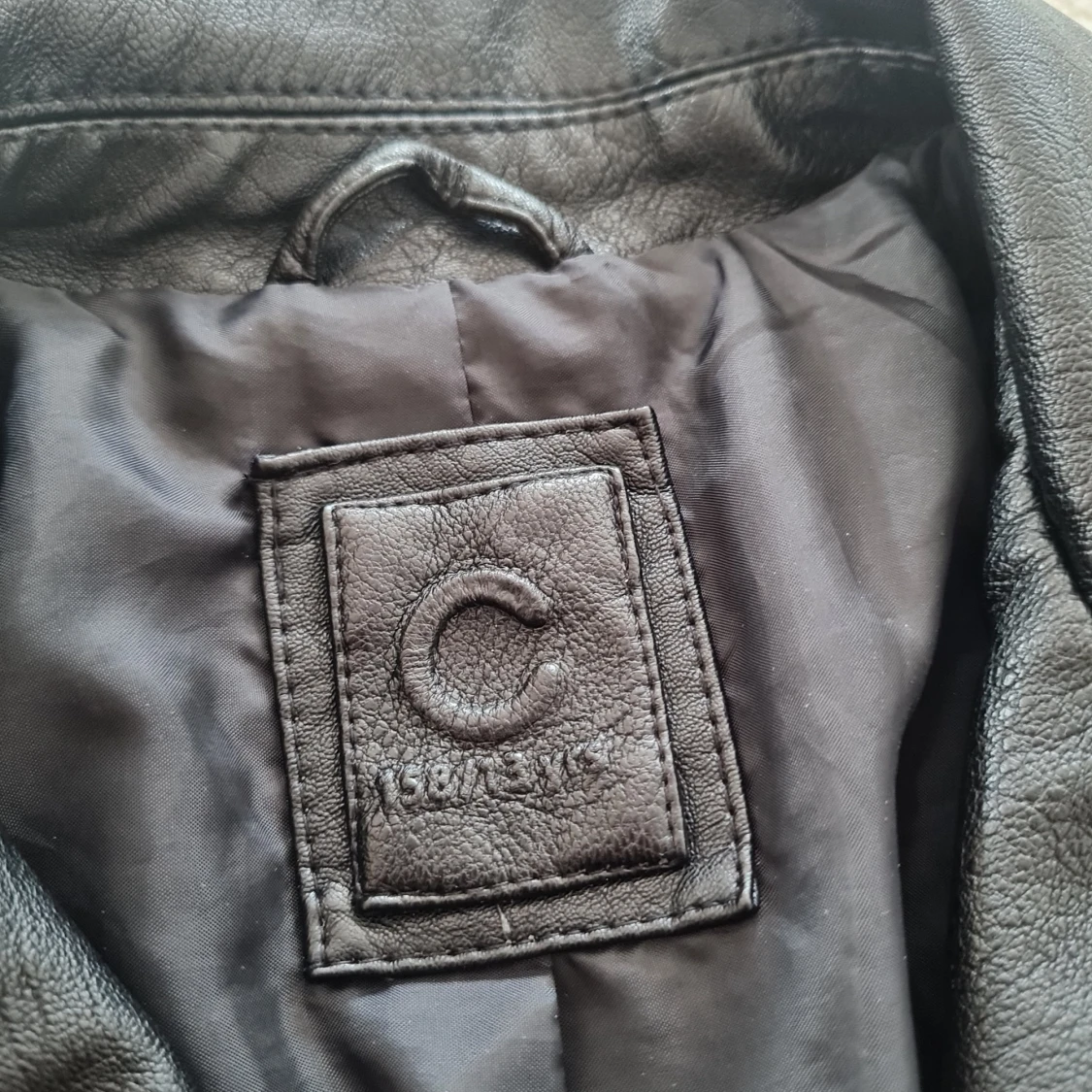 Svart skinnjacka med dragkedja och bältesdetaljer - 93