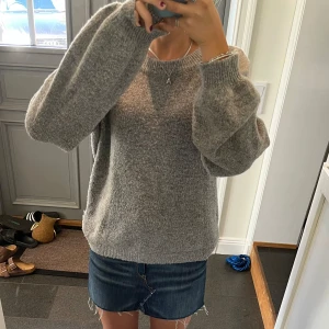 Grå stickad tröja  - Stickad tröja från Object i storlek M, passar även M. Säljer även kjolen från Replay. Använd gärna köp nu!