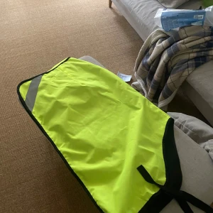 Reflex ridtäcke - Bra skick så bara använt några få gånger! Säljs pga att jag inte rider B-ponnys längre. Ordinarie pris 480 kr🥰 