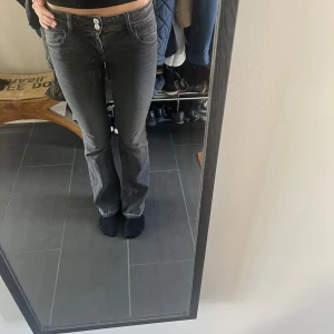 Grå jeansbyxor från Gina Tricot - säljer dessa supersnygga Lågmidjade bootcut jeans från Young Gina🌟 De är i storlek 164 men sitter som S och är bra i längden för mig som är 172🤩