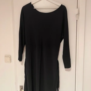 Svart långärmad klänning - Säljer en elegant svart långärmad klänning. Den är enkel men stilren och passar perfekt för både vardag och fest. Klänningen har en rund hals och är gjord av ett mjukt och bekvämt material. Perfekt för höst och vinter!