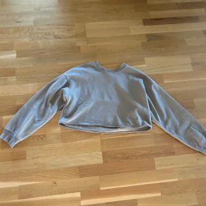 Croptopp från zara  - Croptopp från zara i nyskick.💗