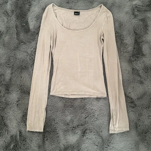 Långärmad  - Från Gina Tricot i stl XS, har slits på båda armar, urringad med skönt material 
