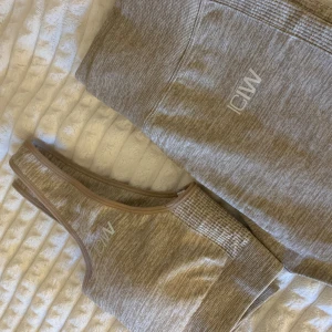 ICIW set - Tights och sport topp i beige från ICIW. Aldrig kommit till användning. 