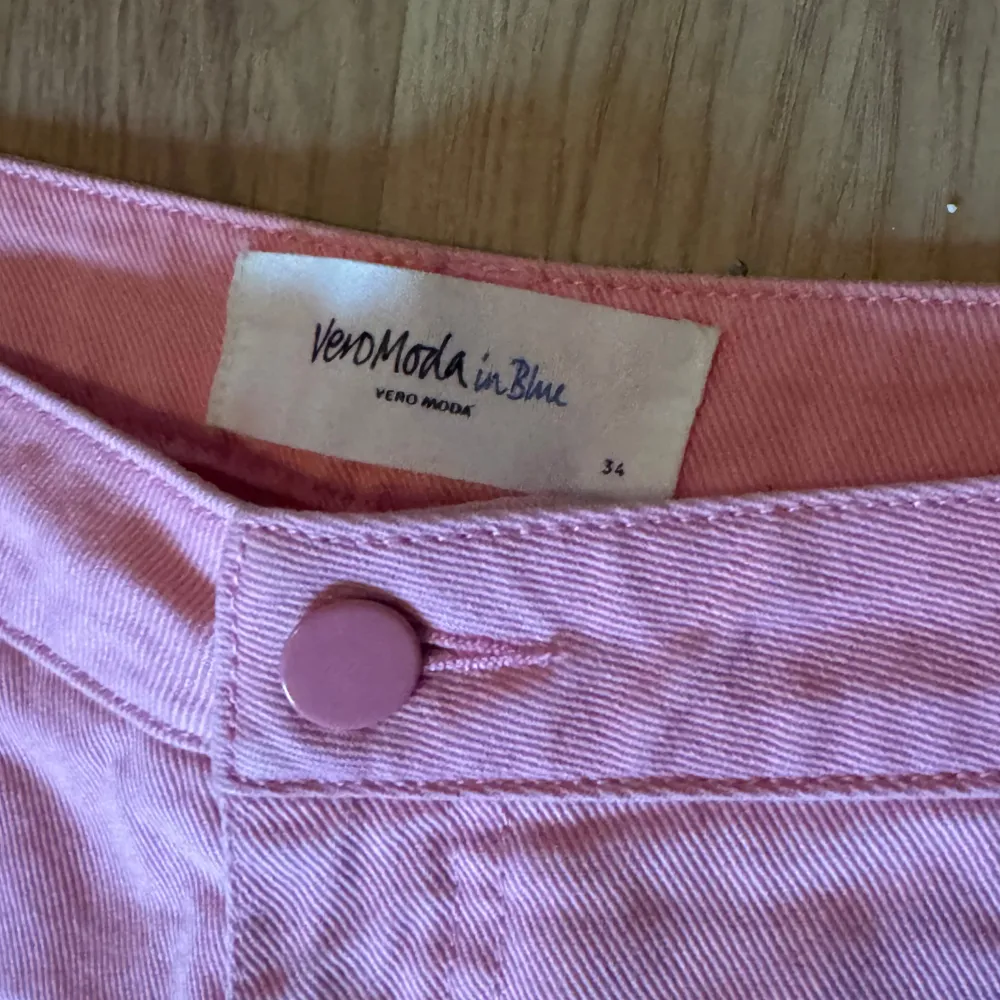 Rosa shorts säljes. Med lite rippad design, från Vero Moda. I fint behagnad skick, storlek 34 vilket är XS.   Katter finns i hemmet. Shorts.