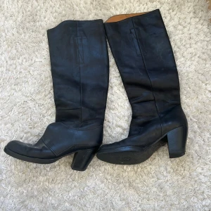 Acne boots - Säljer dessa fina skor. De är köpta för 700kr men jag säljer de endast för 350kr🥰