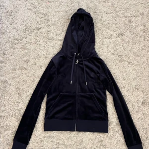 Juicy tröja - Säljer min jätte fina juicy tröja i xs för den den inte kommer till användning längre, nytt skick använt fåtal gånger.💞Pris kan diskuteras.