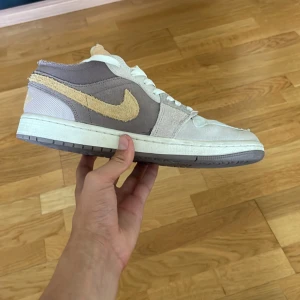 Nike Air Jordan sneakers i beige och grå - Säljer ett par Nike Air Jordans. Ganska bra skick. Trådarna som sticker ut är i designen. Pris kan diskuteras! 