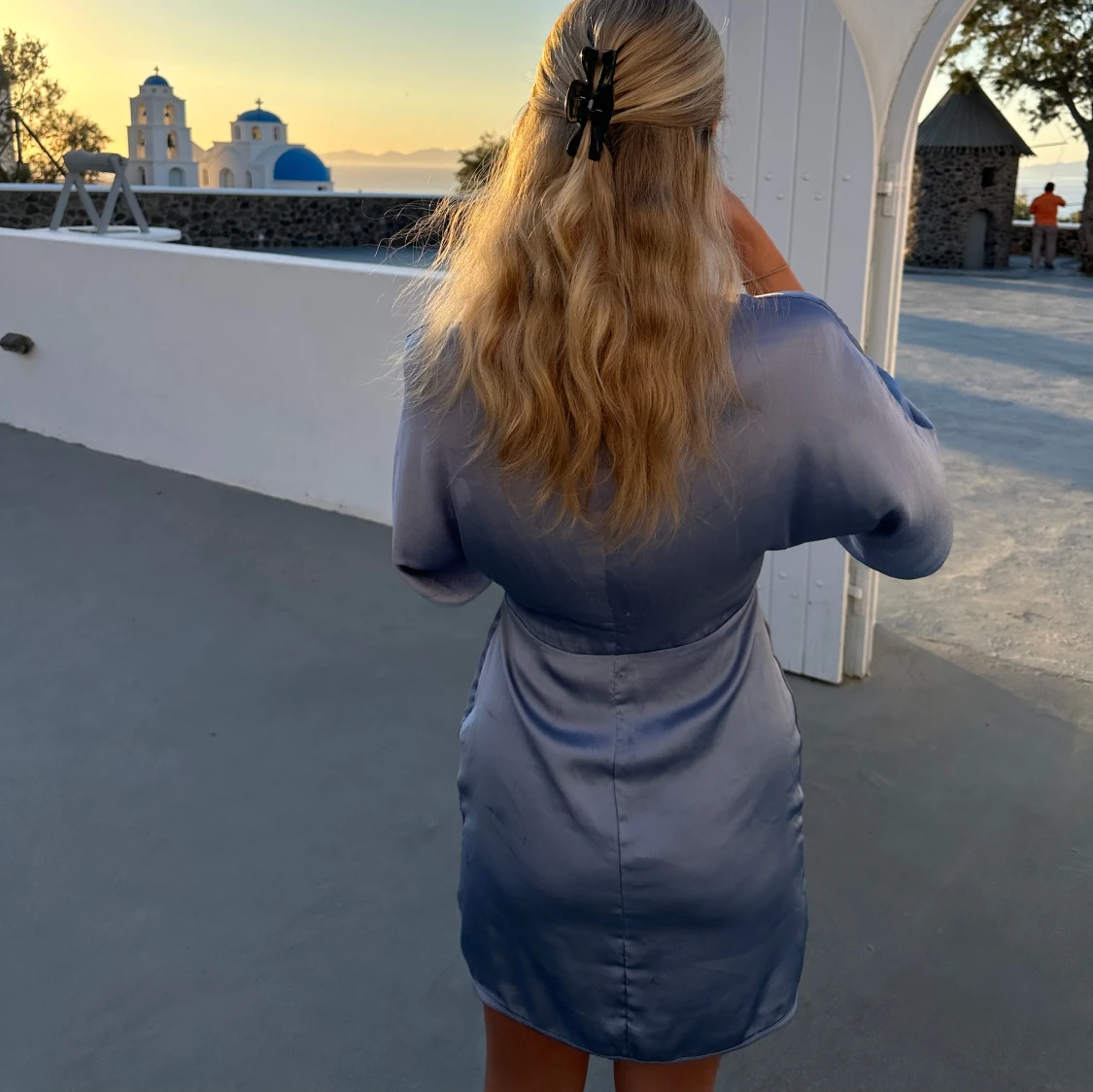 Blå klänning i satin - 90