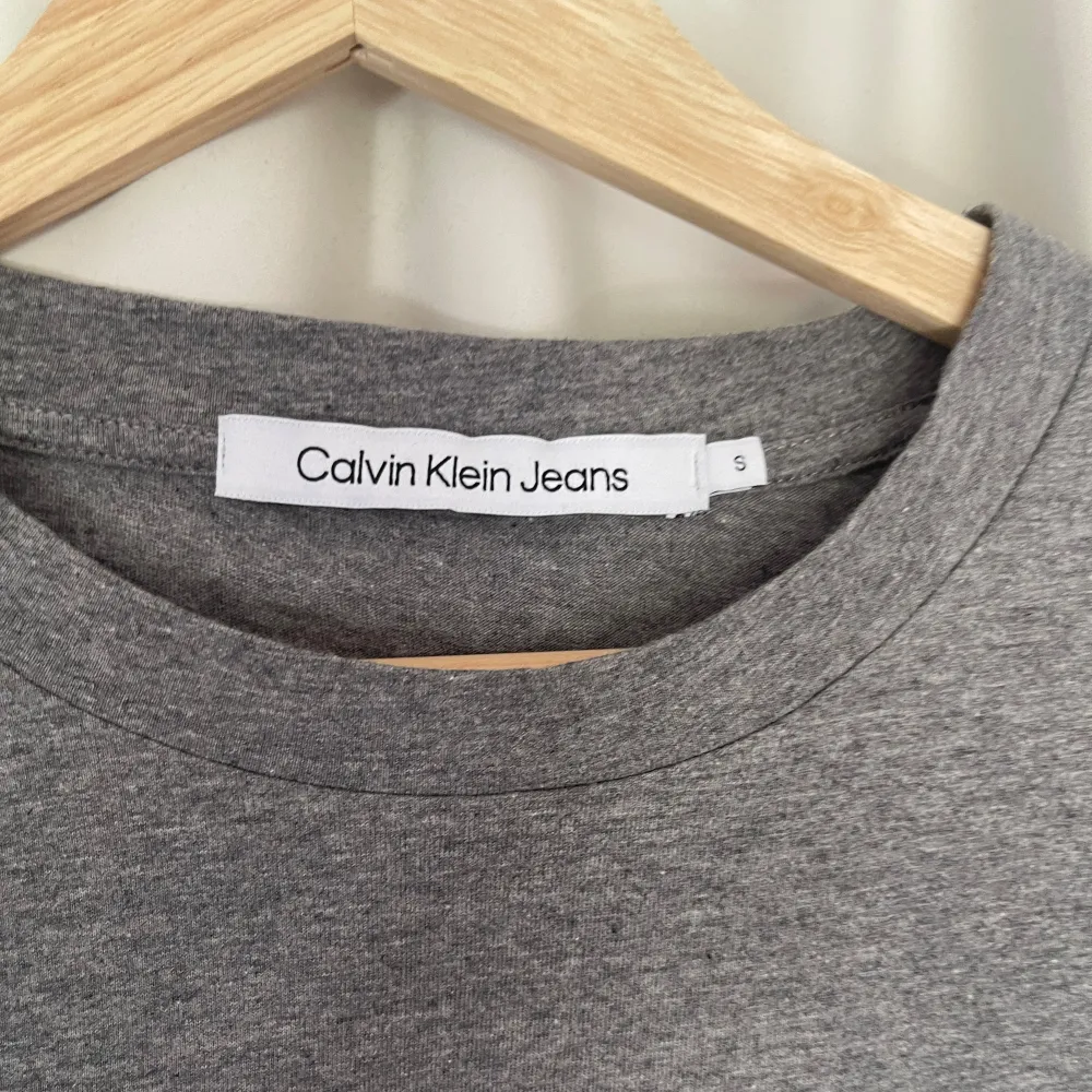 Hej! Säljer nu den här gråa t-shirten från Calvin Klein i riktigt bra skick! Passar storlek S och kommer vara riktigt snygg nu till hösten. Nypris ca 600kr.. T-paidat.