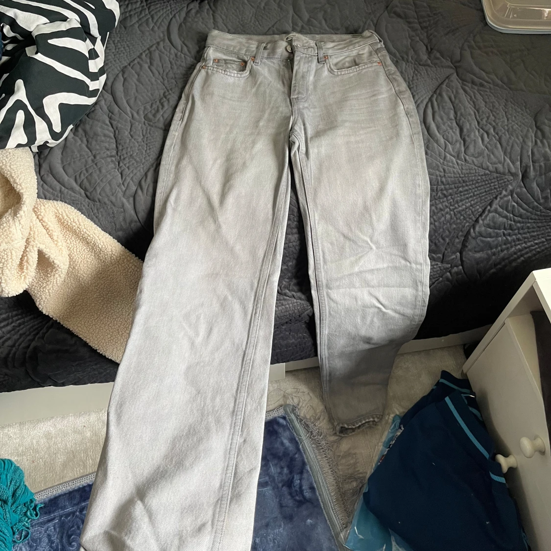 Midrise jeans från Gina  - 90