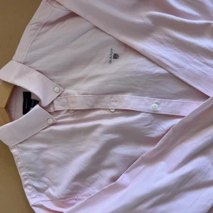 Gant skjorta  - Ljusrosa strl 13-14 år  Finns 2 stycken Gant