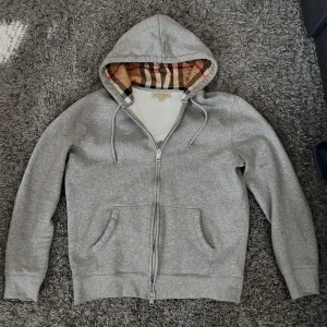 En perfekt hoodie för vintern och hösten😍 - Perfekt hoodie utan några som helst täcken på andväning! Mycket fin färg och passar perfekt till massa stiler  OBS! Priset kan diskuteras vid en snabb affär💰😀