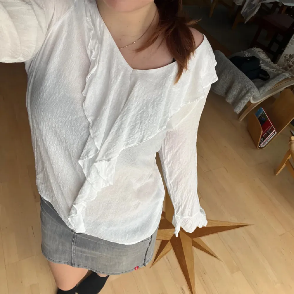 Vit blus från cream i strl 38 som svänger ut jättefint i armarna och har en volang där fram. Puserot.
