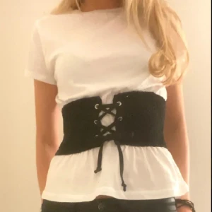 T-shirt med snörning - As cool t shirt med inbyggd snörning💕 jätte bra skick 