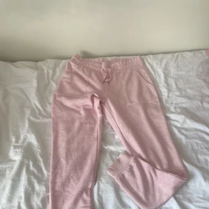 Mjukis byxor  - En par rosa mjukis byxor från New yorker, i storleken m,inte använt köpte i fel storlek 