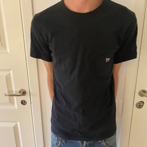 Maison kitsuné T-shirt  - En otroligt fet T-shirt från märket maison kitsuné. Storlek S. 8/10 skick. Pris går att diskutera.