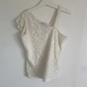 Tröja - Fin tröja med blommigt mönster 