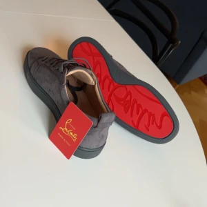 Christian Louboutin gråa utan spikar - Riktigt feta loubs i nytt skick och använd få antal gånger, säljes för att jag har vuxit ur dom. ifykyk skor