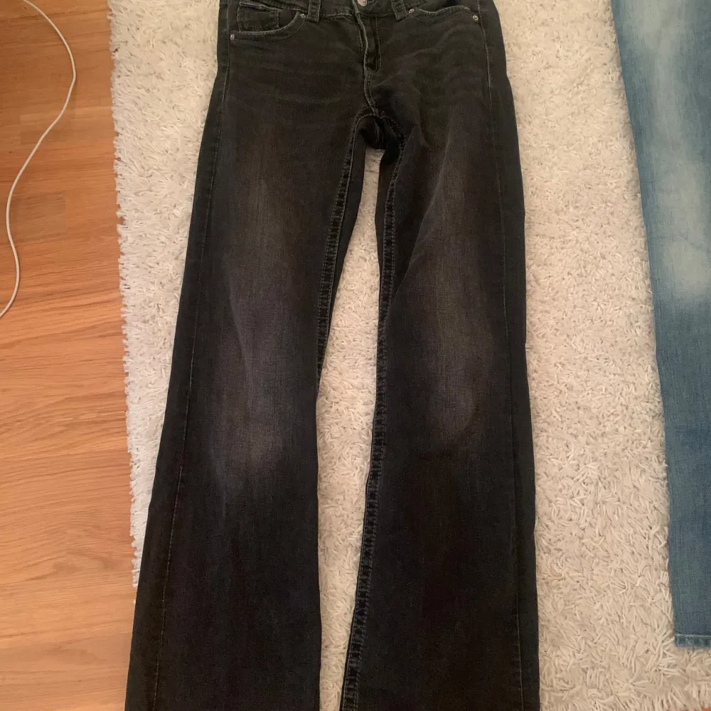 Snygga jeans från Gina Young som inte används längre. Midjemått rakt över 39 och innerbens längd 80cm. Perfekt längd för mig som är 1,68cm. Knappast använda och inga defekter.. Jeans & Byxor.