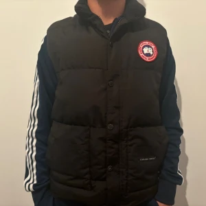 Canada goose väst  - Du kan använda västen regelbundet, håller dig varm när det är lite kyligt och är perfekt för hösten.Säljer varan för att kunna ha råd till min student lägenhet samtidigt som jag pluggar.Hör av er vid intresse eller vid fler bilder:) 