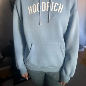 Märkes hoodie  - Ljusblå hoodrich hoodie i storlek XS, aldrig använd ( original pris 1100kr)