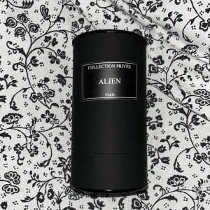 Alien parfym - Ny parfym som luktar som Alien den lila. Är supergod, sprutat max en gång från den, och är i nyskick i sin superfina låda. Innehåller 50ml. Är fin att ge som present eller till sig själv. Är från paris och nypris är 600kr. Köparen står för frakten ❤️