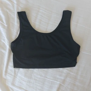 Svart ärmlös linnetopp - Säljer en enkel och stilren svart linnetopp. Den är ärmlös och har en tight passform, perfekt för både träning och vardagsbruk. Materialet känns mjukt och stretchigt, vilket gör den bekväm att bära hela dagen. Vet inte vilket märke den kommer ifrån🖤🩶