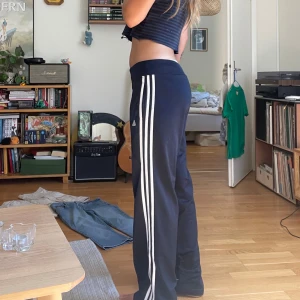 Adidas - Mörkblå lågmidjade adidas. Storlek M å är true to size, jätte fint skick! Jag är 165 å de är bra längd på mig :* Mått: 34 cm midja tvärs över, 78 cm byxlängd Ja säljer såååå mkt fint ^•.•^