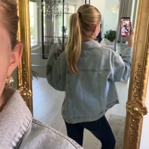 Jeans jacka  - Skit snygg jeans jacka som aldrig är använd och endast testad. Storlek L men passar perfekt på mig som vanligtvis bär Xs/S